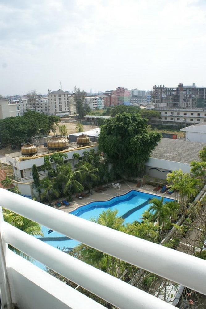 Royal Twins Palace Hotel Pattaya Buitenkant foto