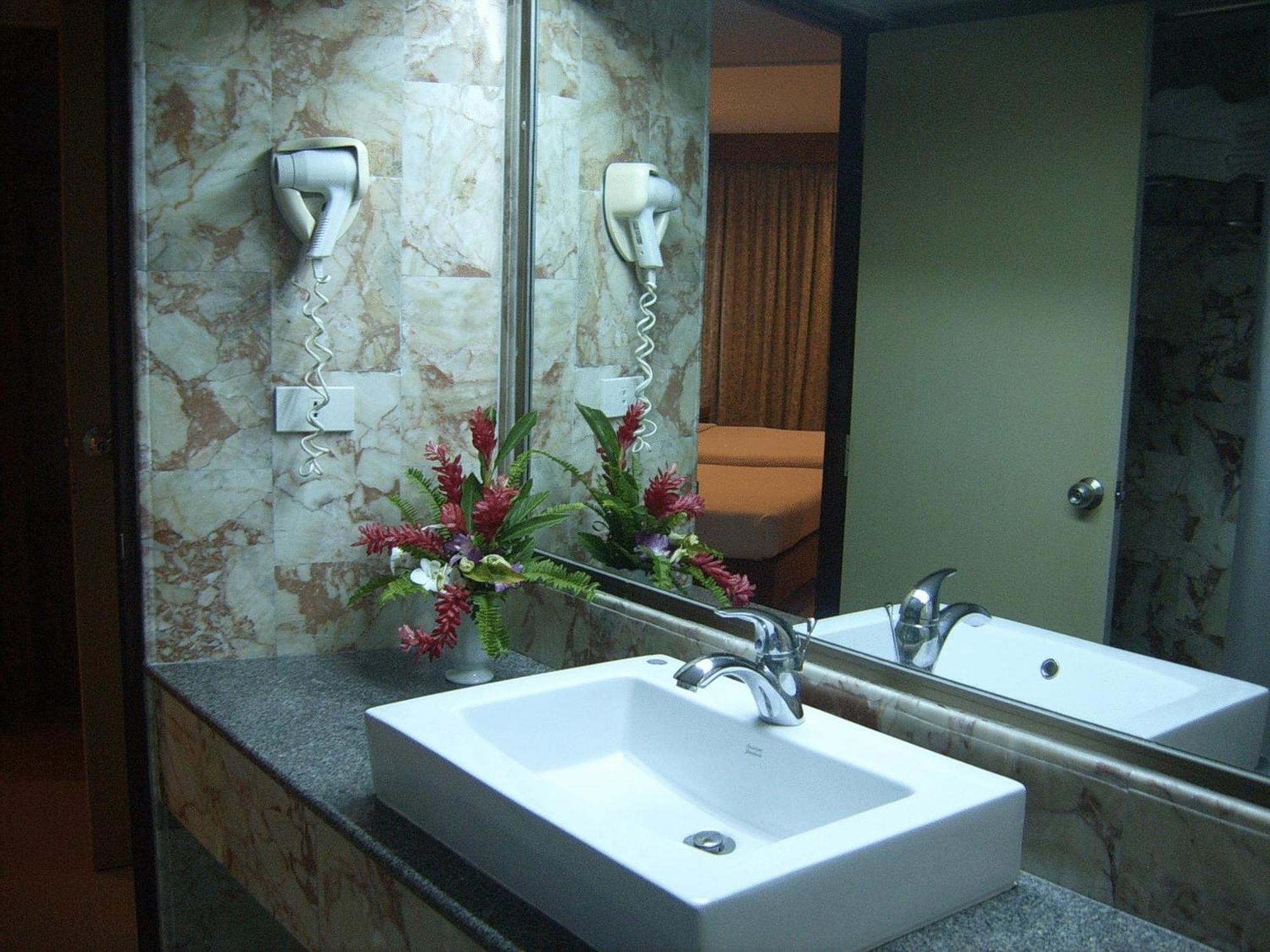 Royal Twins Palace Hotel Pattaya Buitenkant foto