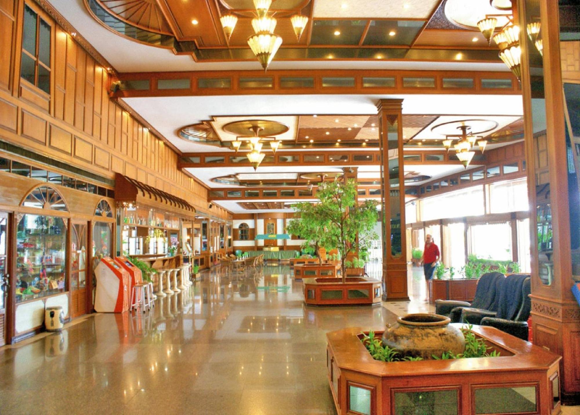 Royal Twins Palace Hotel Pattaya Buitenkant foto