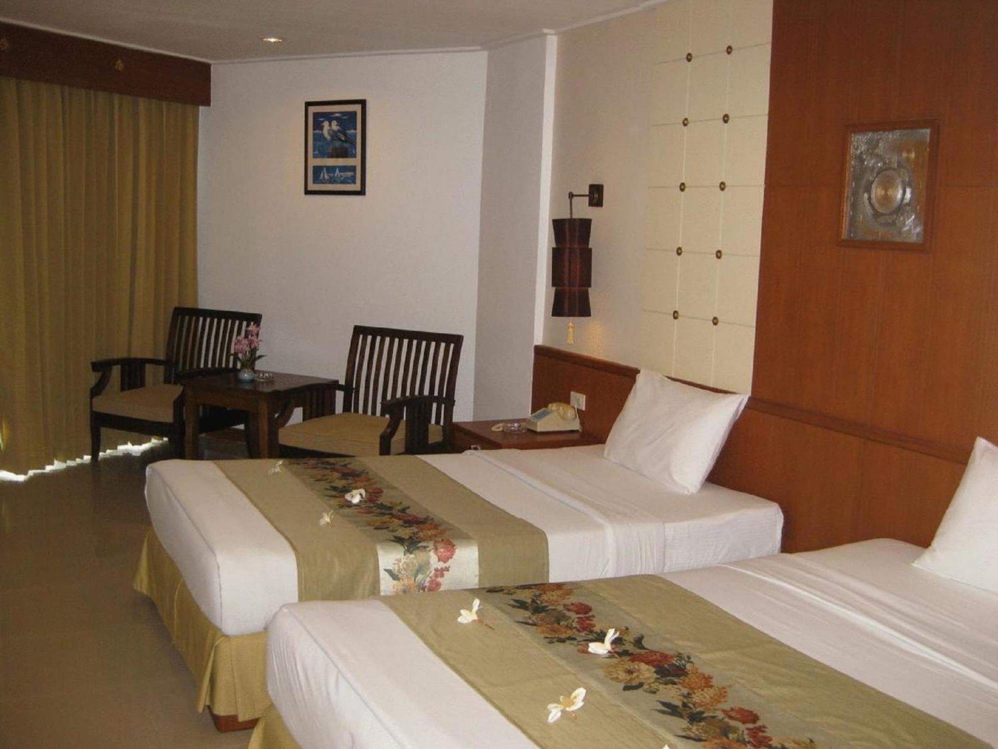 Royal Twins Palace Hotel Pattaya Buitenkant foto