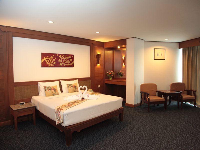 Royal Twins Palace Hotel Pattaya Buitenkant foto