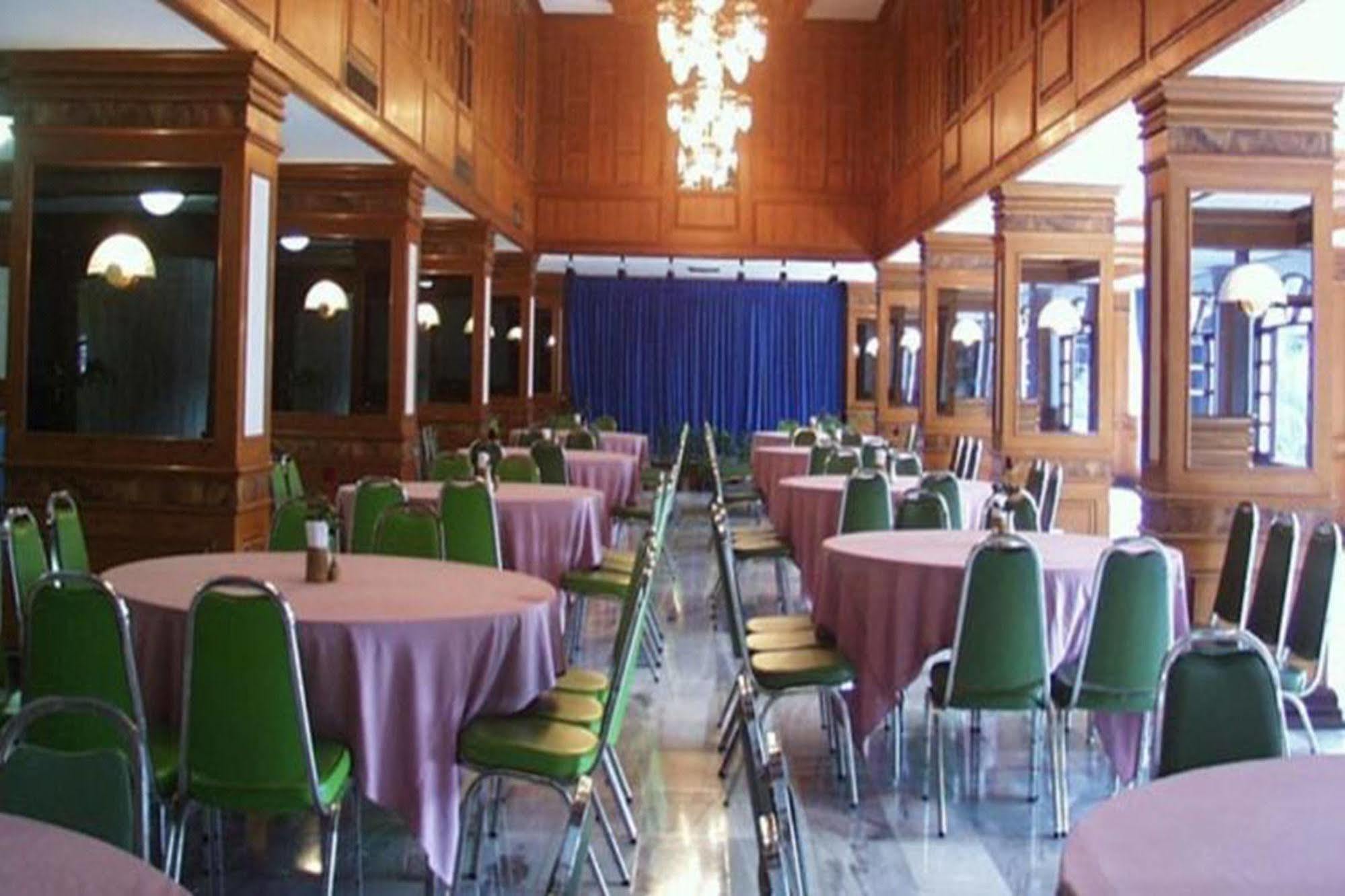 Royal Twins Palace Hotel Pattaya Buitenkant foto