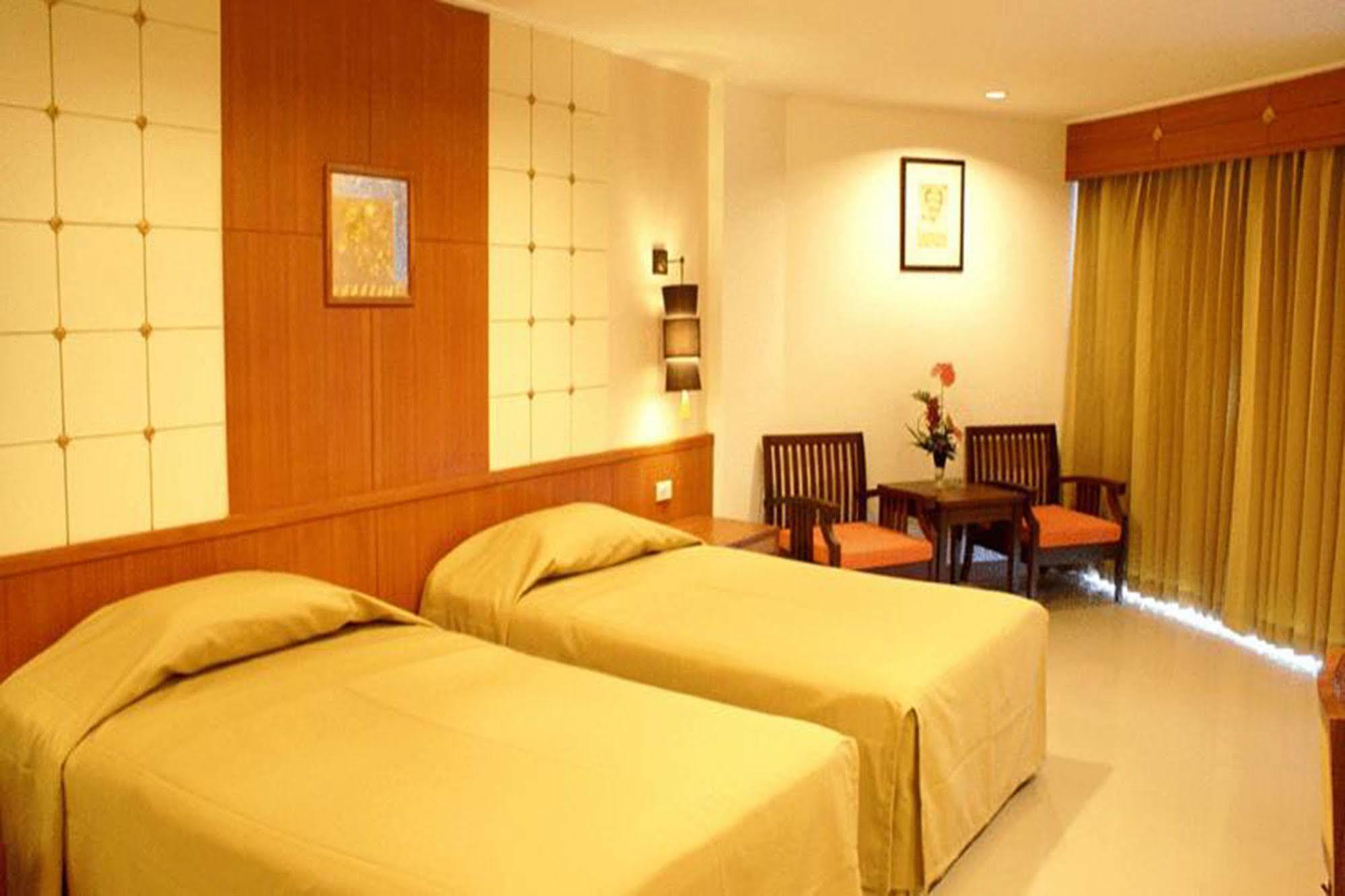 Royal Twins Palace Hotel Pattaya Buitenkant foto