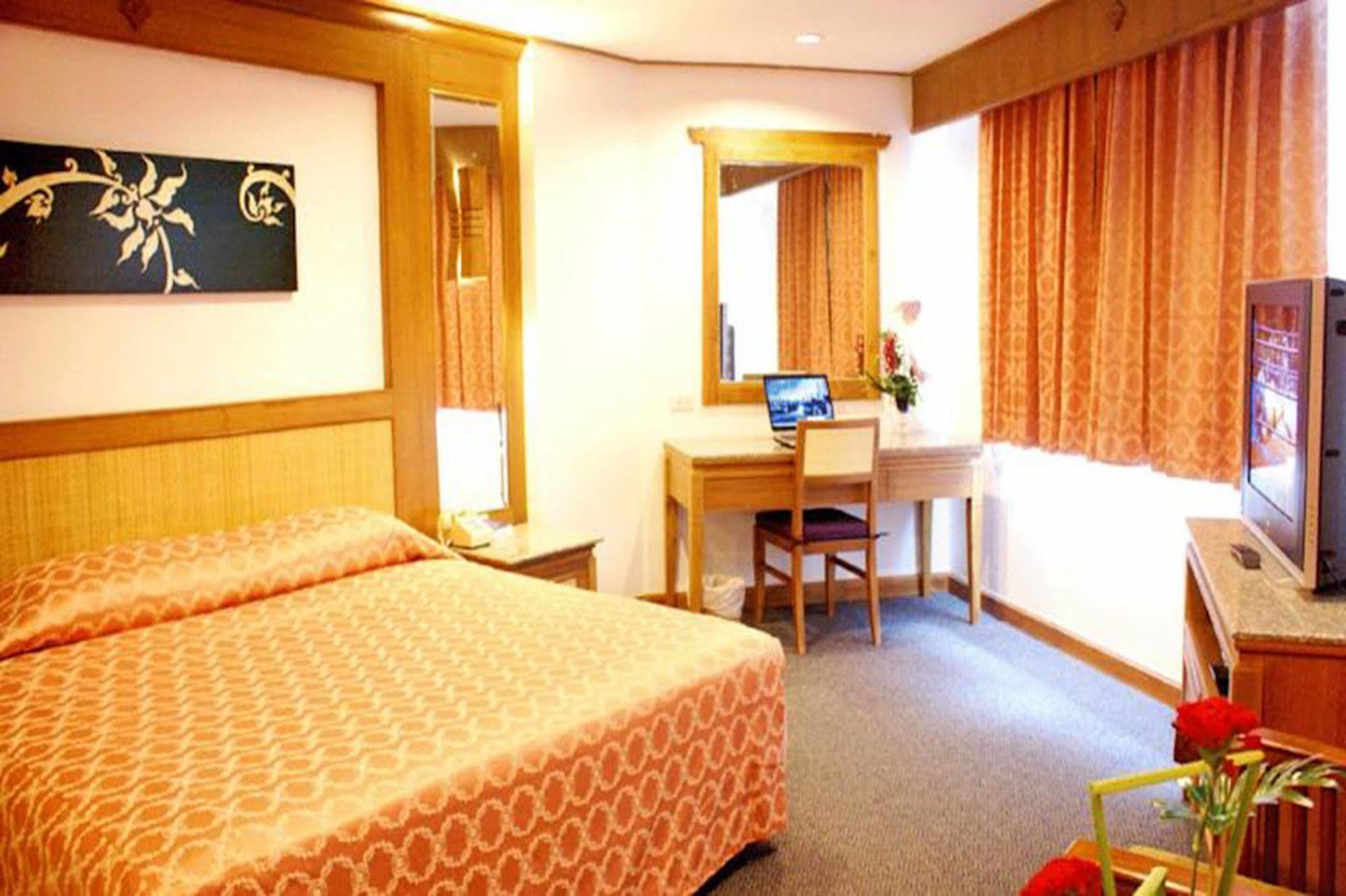 Royal Twins Palace Hotel Pattaya Buitenkant foto