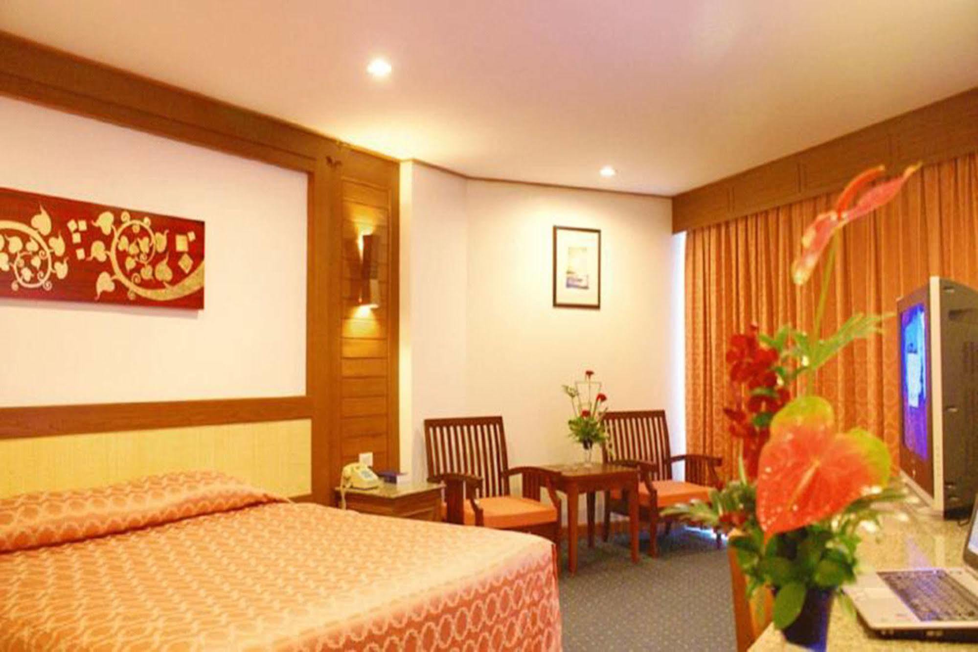 Royal Twins Palace Hotel Pattaya Buitenkant foto