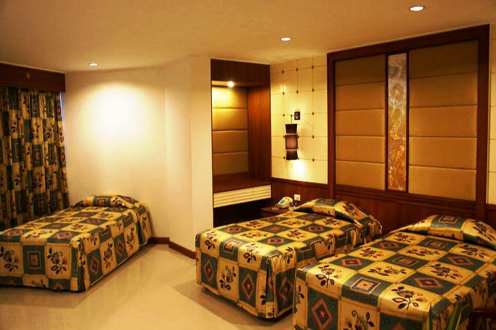 Royal Twins Palace Hotel Pattaya Buitenkant foto
