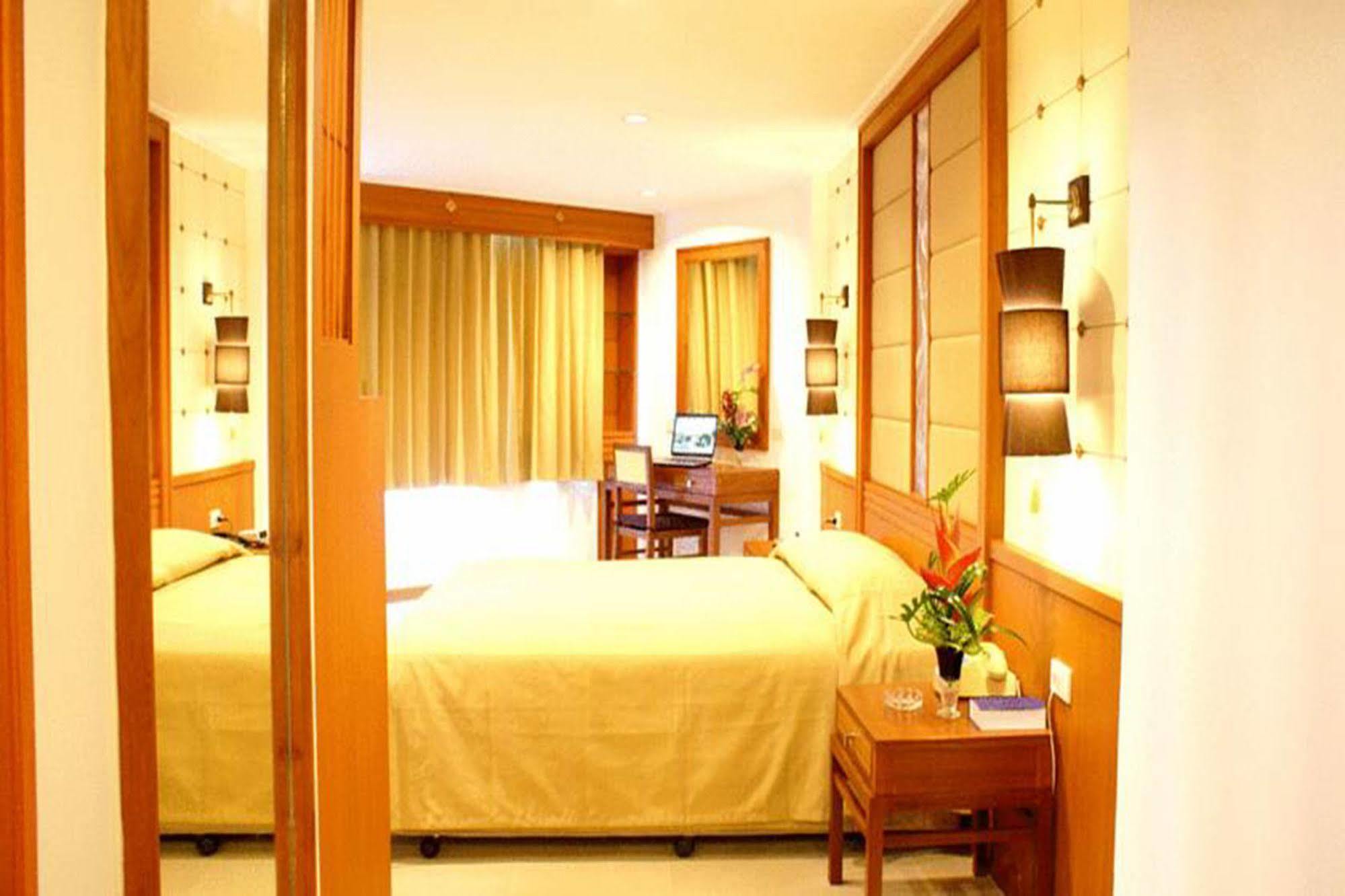 Royal Twins Palace Hotel Pattaya Buitenkant foto