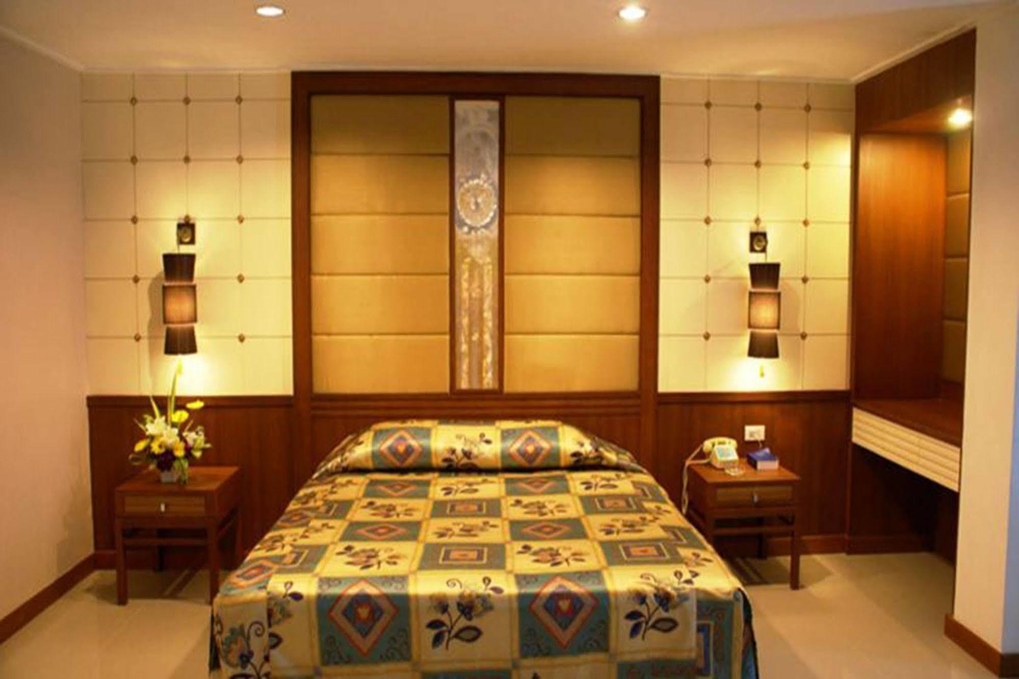 Royal Twins Palace Hotel Pattaya Buitenkant foto