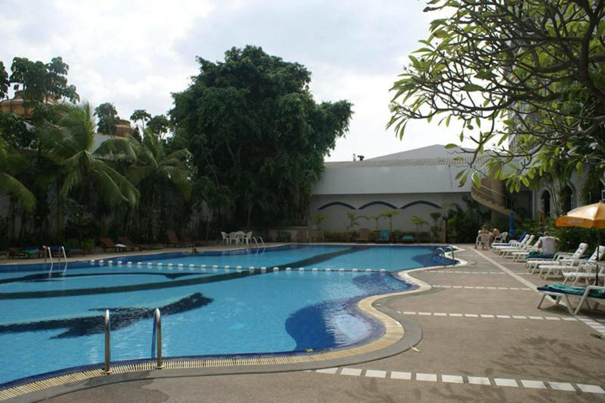 Royal Twins Palace Hotel Pattaya Buitenkant foto