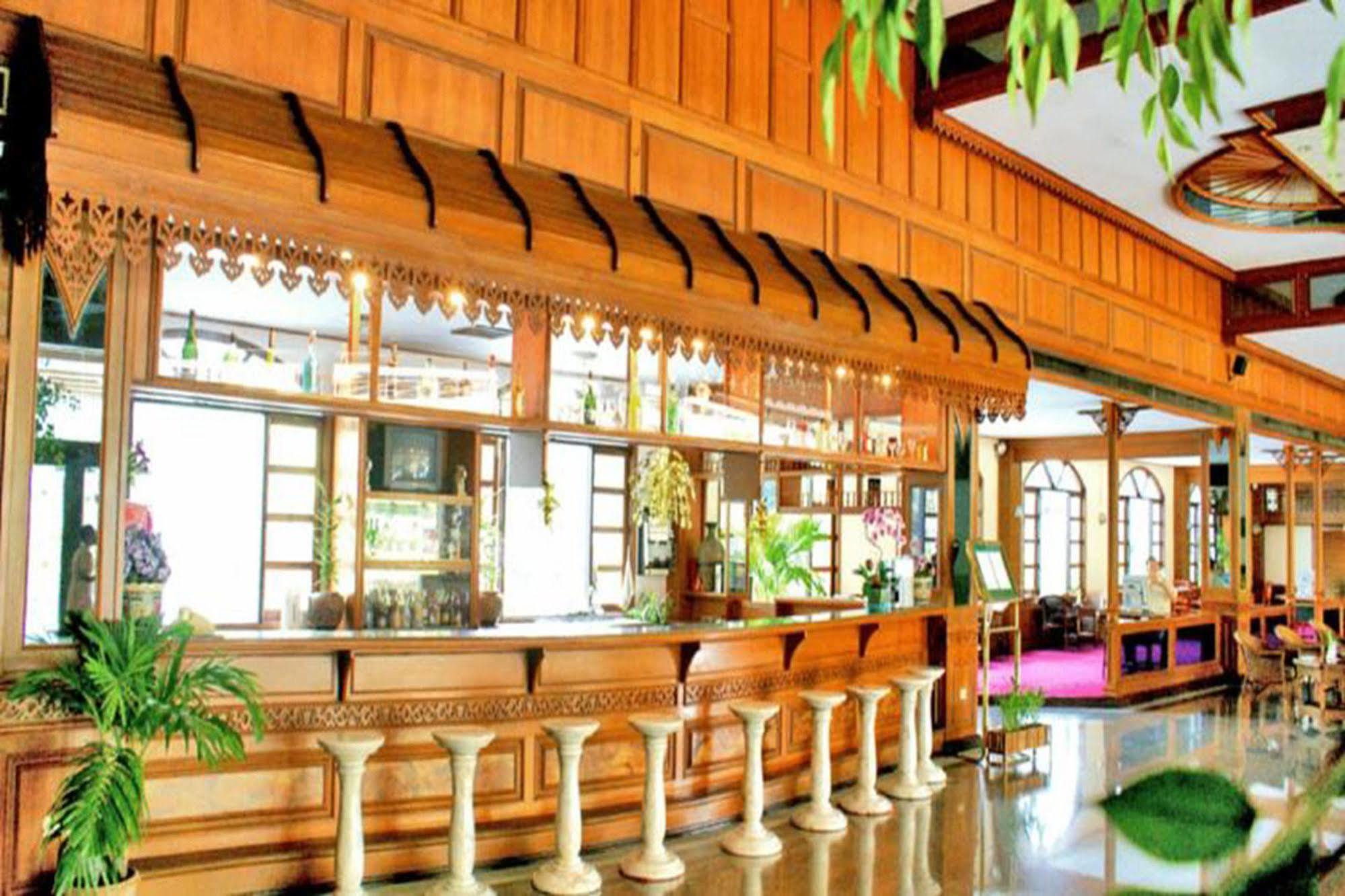 Royal Twins Palace Hotel Pattaya Buitenkant foto